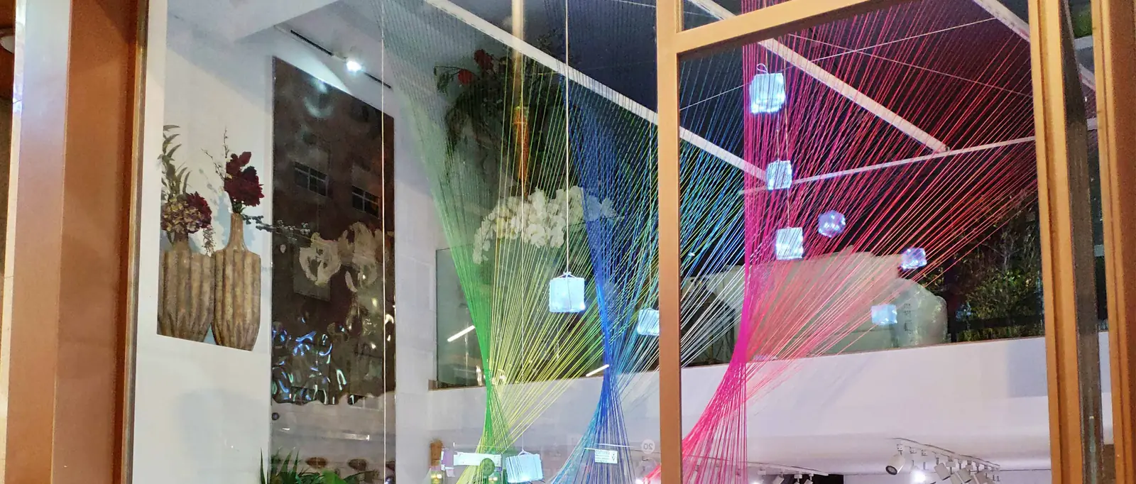 Escaparate de la Floristería Carmina con la instalación de planos de colores