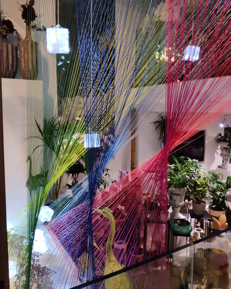Detalle de los cubos de sal iluminados entre los hilos