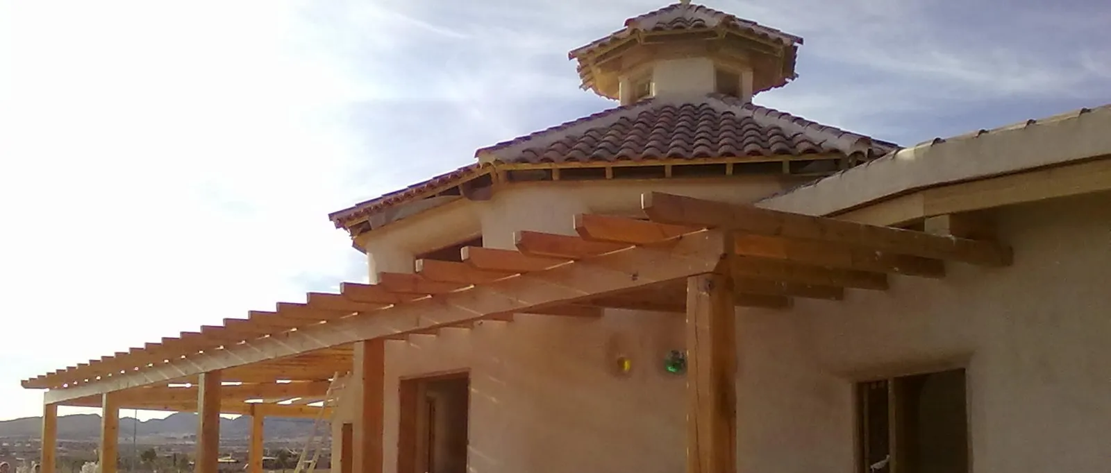 Cubierta octogonal de madera vista desde abajo en la Casa de Paja