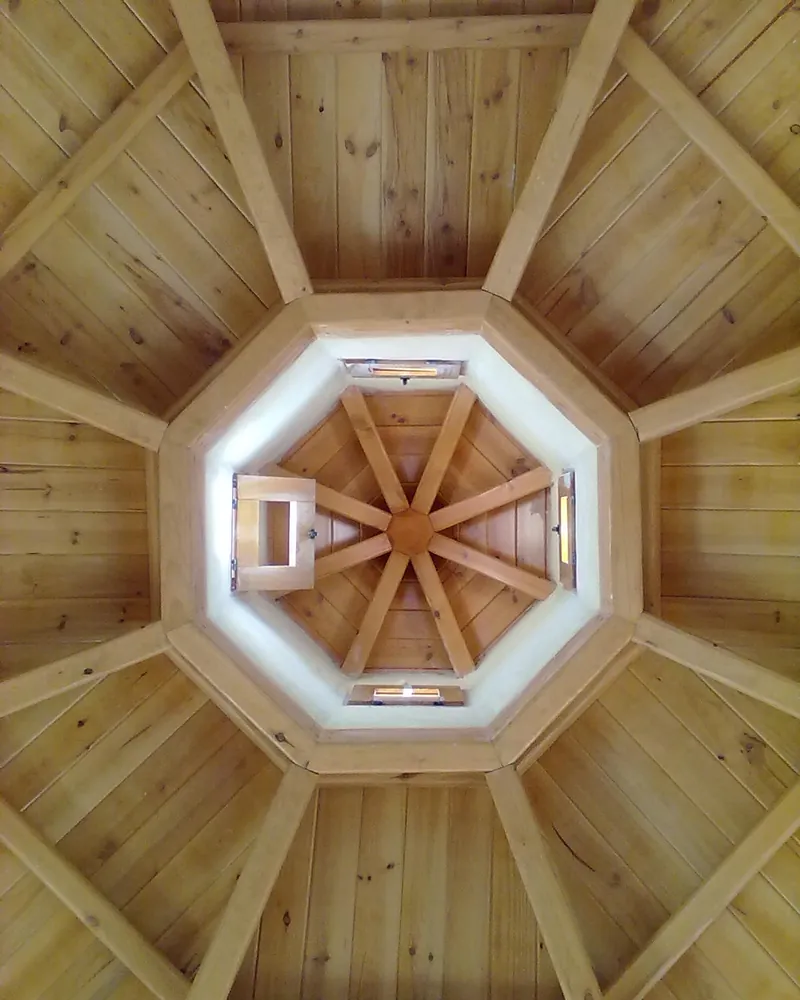 Interior terminado con acabados de barro y carpintería de madera