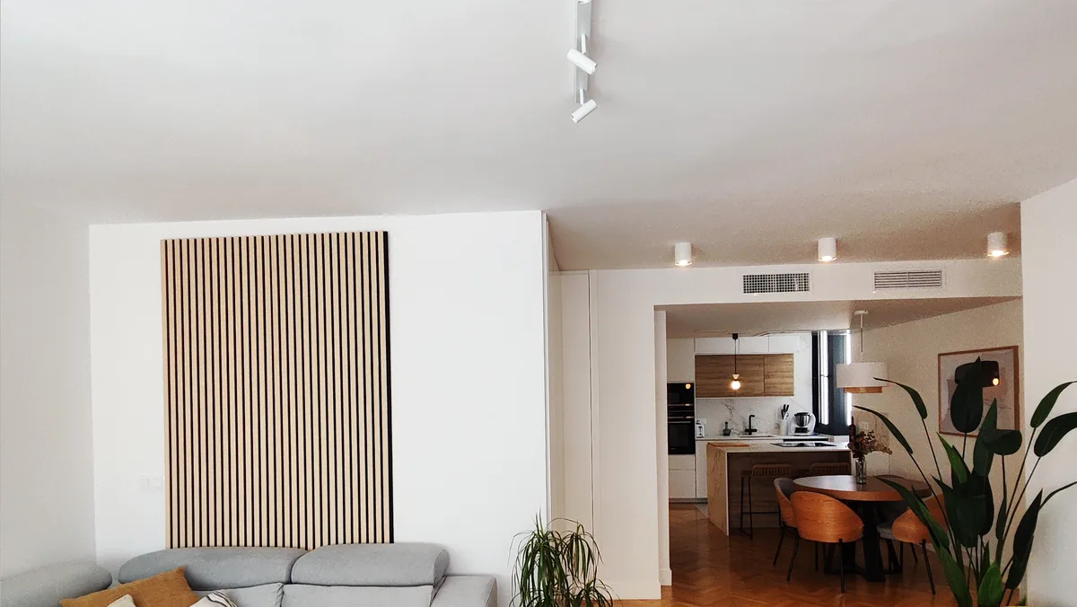Salón, comedor y cocina integrados en un solo espacio en la reforma de Casa Loaces