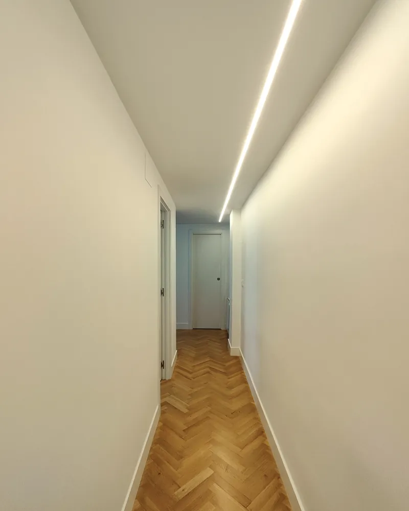 Pasillo de la zona de noche con la línea de luz LED continua en el techo