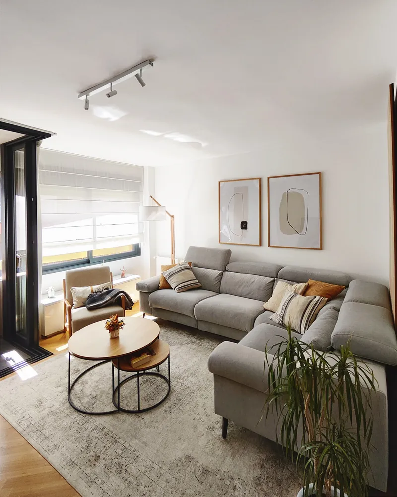 Detalle de los materiales del salón: madera, tejido gris y blanco