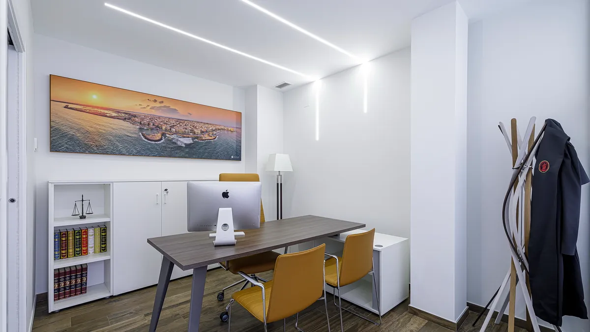Despacho con la mesa de trabajo y la fotografía panorámica de Torrevieja