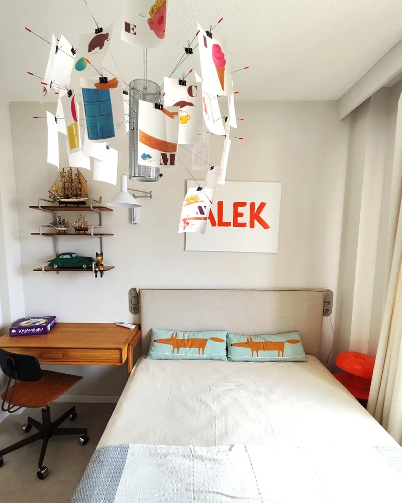Dormitorio infantil con estanterías y escritorio