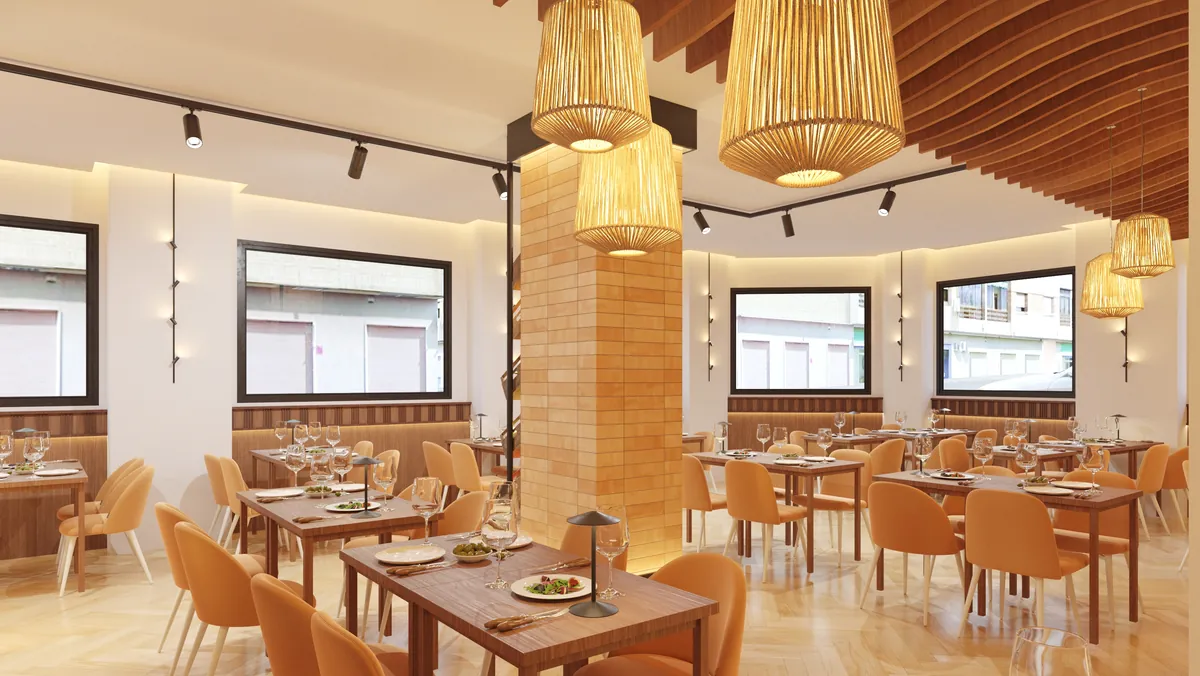 Comedor principal con las lámparas de mimbre y los frisos de madera bajo las ventanas