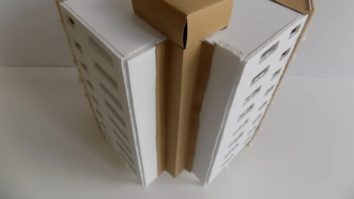 La maqueta de Urbanova vista de frente, con la retícula de madera y tensores