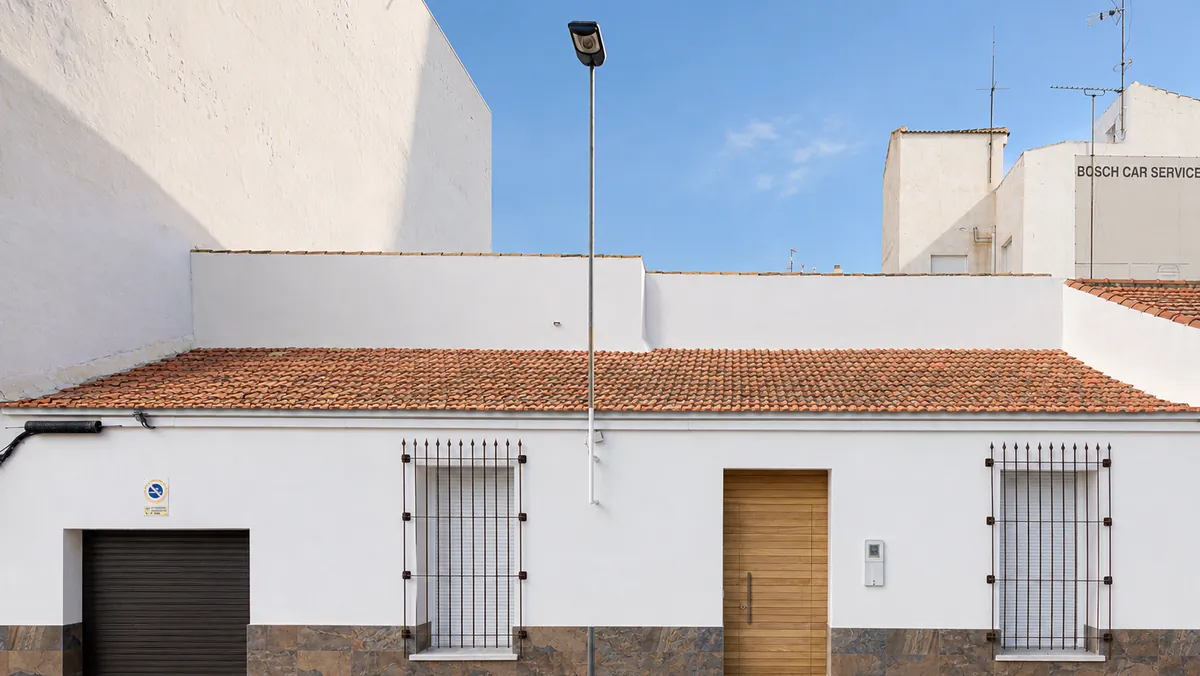 Fachada encalada de Villa Familia Vera, vivienda tradicional alicantina recuperada