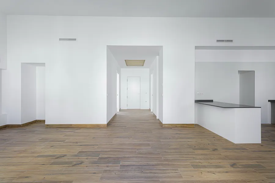 Salón y comedor vistos desde el eje central de la casa