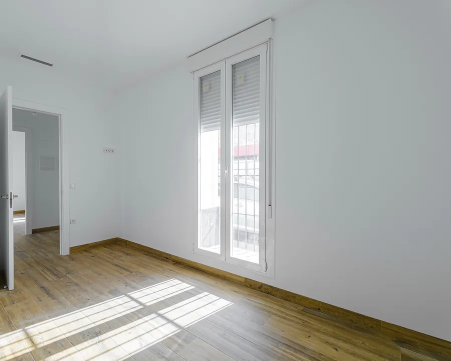 Dormitorio de la fachada principal con la luz entrando por el balcón