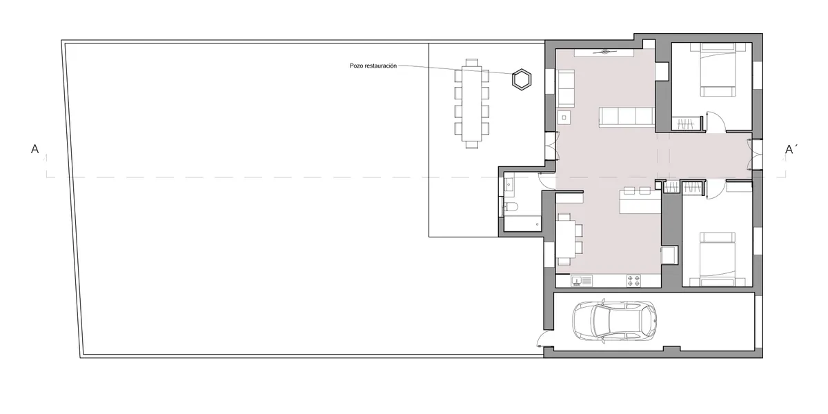 Plano de planta con el patio y la distribución en T