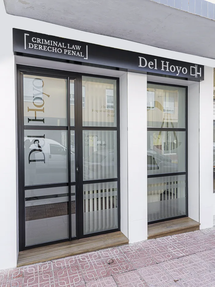 Fachada e interior del despacho de abogados Del Hoyo, diseño comercial de Herna Proyectos
